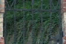 Single gate set in brick arch